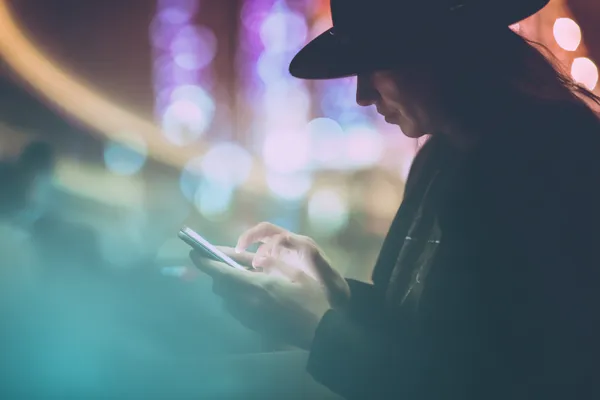 OKPK লগইন — মুহূর্তেই অ্যাক্সেস করুন আপনার নিরাপদ অ্যাকাউন্ট ক্যাসিনো চিপে ঘেরা এক আত্মবিশ্বাসী ডিলার খেলোয়াড়দের OKPK অ্যাকাউন্টে লগইন করতে আহ্বান করছেন—যা দ্রুত ও সহজ লগইন সুবিধাকে উপস্থাপন করে।